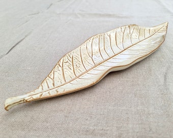 Assiette feuille en céramique, Plat en forme de feuille, Anneau plat fait main, Porte-bijoux, Assiette feuille blanc crème, Présentoir à bijoux, Plateau de forme organique