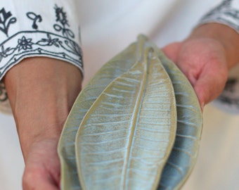 Assiette feuille en céramique, plat en forme de feuille, porte-anneau fait main, porte-bijoux, assiette feuille bleu clair, présentoir à bijoux, plateau en grès biologique