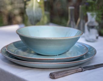 Zestaw obiadowy z ceramiki w kolorze turkusowym dla 4 osób, rustykalne talerze i miski ceramiczne
