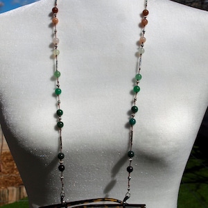 Collar de cadena para gafas y mascarilla - Piedras terrosas con elementos de plata - Modelo 250