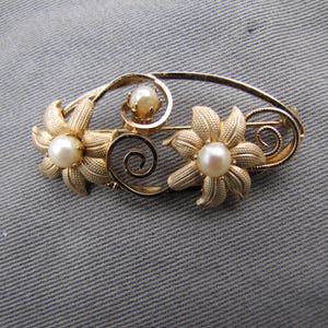Vintage midcentury gold filled cultured pearl flowers brooch