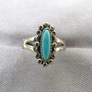 Anello vintage Navajo in argento sterling con turchese, proveniente da un ufficio commerciale.