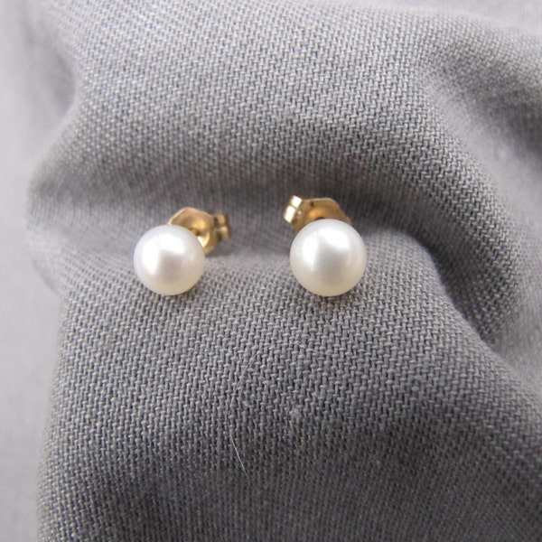 Vintage 14k gold and Akoya saltwater pearls post stud earrings