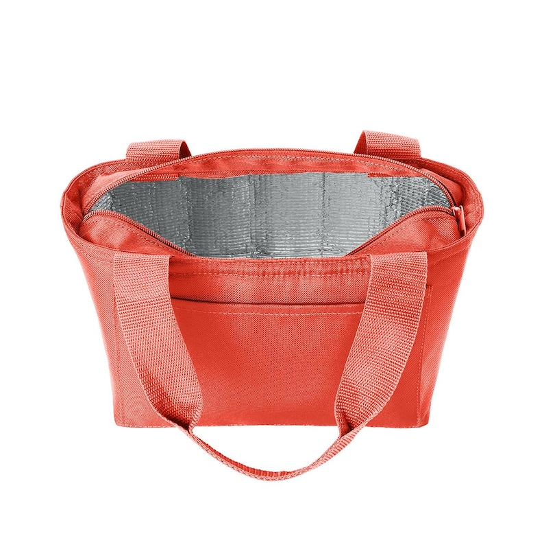 Puede incluir: Una bolsa de almuerzo aislada de color coral con dos asas. La bolsa tiene cierre de cremallera y un forro aislado plateado.