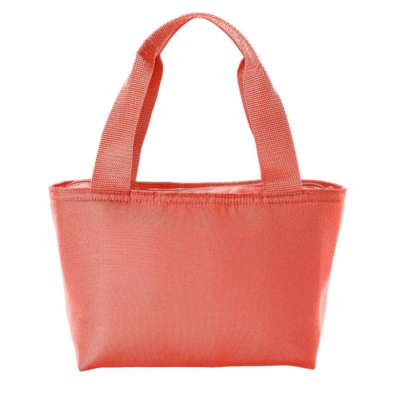 Puede incluir: Una bolsa de mano de color coral con dos asas de tela. La bolsa est&aacute; hecha de un material suave y liso.
