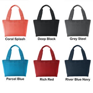 Puede incluir: Seis bolsas de almuerzo aisladas en diferentes colores: salpicadura de coral, negro profundo, acero gris, azul paquete, rojo intenso y azul marino r&iacute;o.