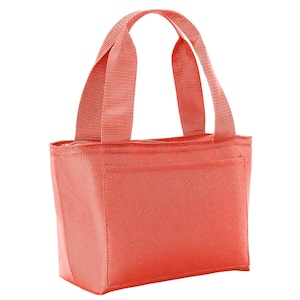 Puede incluir: Una bolsa de mano de color coral con dos asas de tela. La bolsa tiene una cremallera y un peque&ntilde;o bolsillo en la parte delantera.