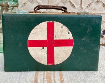 Alter Erste-Hilfe-Kasten, rotes Kreuz, Sanitäter, Heeres Medizinkoffer, Arzttasche, Medizinbox, antike Militärkiste