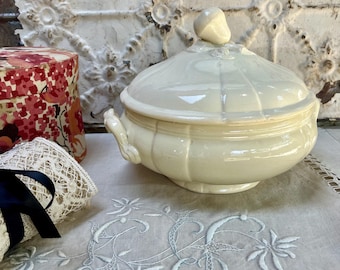 Sopera francesa antigua y rara con tapa en forma de pera, de loza nórdica Digoin color crema, estilo Juana de Arco, ideal para apartamentos en París o cocinas de casas de campo en castillos.