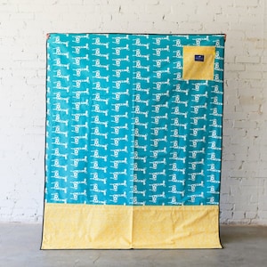 Baby Shower Gift Large Waterproof Picnic Blanket |  Play Mat  |  Stretch (giraffe)