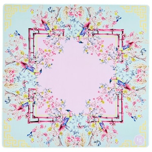 Puede incluir: Alfombra decorativa cuadrada de color azul claro con un diseño floral y de pájaros. La alfombra presenta un centro rosa, rodeado por un marco de estilo bambú. Pájaros y flores coloridos están dispuestos alrededor del marco. Las esquinas tienen un patrón geométrico amarillo.