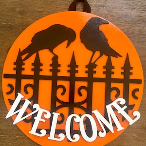 a- Letrero de puerta de decoración de hogar de Halloween, cuervos negros en la cerca, letrero de madera pintado a mano, letrero de puerta de bienvenida de madera de abedul, colgador de puerta con corte láser