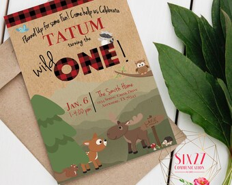 Könnte beinhalten: Eine Einladung zu einer Wald-Themen-Geburtstagsparty mit einem rot-schwarzen Buffalo-Karomuster. Die Einladung zeigt den Namen Tatum und den Text "Wild One!" mit einem Cartoon-Elch, -Hirsch und -Eule. Die Einladung enthält das Datum und die Uhrzeit der Party sowie die Adresse.