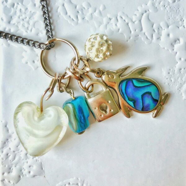 Collier de charme unique fait à la main romantique avec un design personnalisé fabriqué à partir de bijoux recyclés