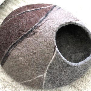 READY TO SHIP/Felted cat cave/Cat bed Pet house/Gift idea/Felted cat house/Handcrafted cat bed/Eco friendly wool/Cat furniture/Only size L/