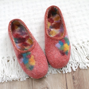 Handcrafted Felted Wool Slippers: Pastel Red with Colorful Design