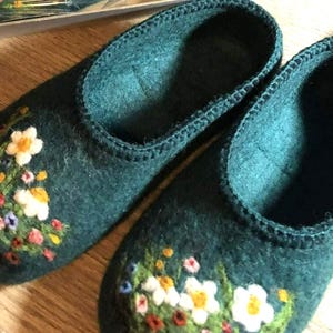 Pantuflas de fieltro de lana hechas a mano: zapatos cálidos de interior para mujer con suela de cuero