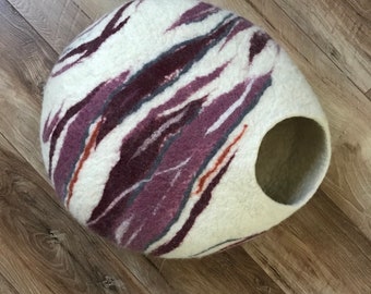 Pet lover gift/ Cat furniture/ Purple burgundy felted cat bed/ Eco friendly wool/ Natural undyed wool/ Handcrafted cat house/ Wool cat house