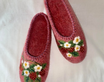 Women slippers/ Girt idea/ Felted indoor slippers/ Natural wool shoes/ Lether sole/ Floral artist design/ Needle work/