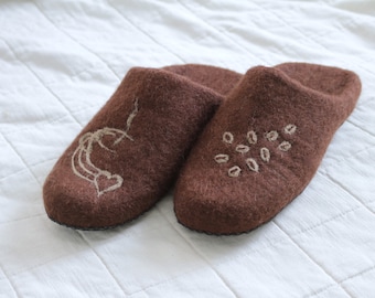 Brown Coffee slip on slippers. Natural eco-friendly wool. Handcrafted indoor slippers. Gift idea. Leather sole. Men's shoes.