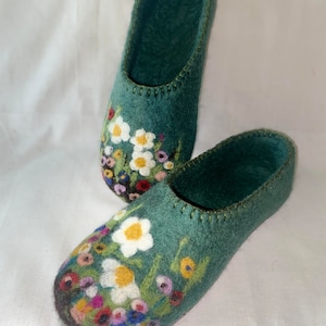 Woolen slippers, Women's slippers, Gift idea, Warm indoor slippers, Felting woman slippers, leather sole, Needle work