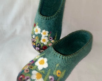 Woolen slippers, Women's slippers, Gift idea, Warm indoor slippers, Felting woman slippers, leather sole, Needle work