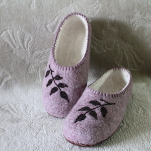 Felted women&#39;s slippers. Purple woolen slippers. Natural wool. Perfect gift women&#39;s slippers. Women shoes in door. Slippers indoor.