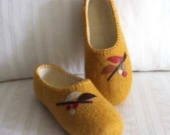 Mustard yellow slippers. Women's felted slippers. Eco friendly wool. Natural undyed wool. Leather sole. Leather decor. Only size 7