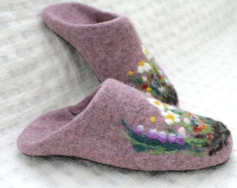 Spring Flower Slippers. Soft Purple Slippers. Natural Eco-Friendly Wool. Handcrafted Felted Slippers. Leather sole. Gifts for Women.