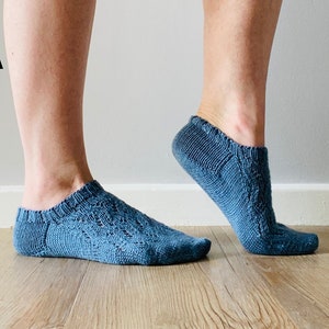 Chaussettes tricotées main pour femme, styles et tailles variés, laine mérinos bleue. Motif dentelle et torsades