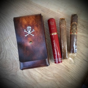 Robusto Skull and crossbones Case,  Leather travel humidor, Gift for dad or groomsmen, Personalized leather cigar case. Skull Case