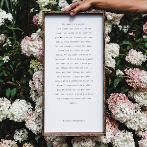 Cita de Por lo que vale. Letrero de madera con cita de F. Scott Fitzgerald. Letrero de madera enmarcado