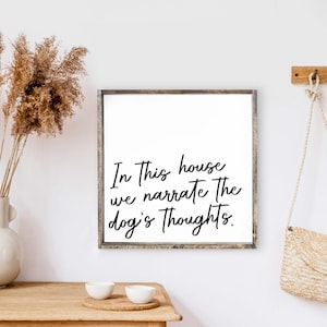 Dans cette maison, nous racontons le signe des pensées du chien. Signe de chien. Impression chien drôle