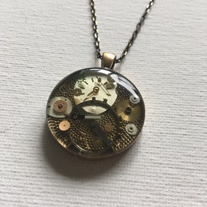Round resin steampunk necklace