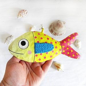 Ornamento a forma di pesce a pois gialli in cartapesta, decorazione da parete a forma di pesce, pesce di cartapesta bizzarro, decorazione a forma di animale, scultura di carta, arte in carta riciclata