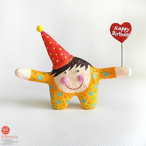 Figurina carina di buon compleanno in cartapesta, figura felice con cappello da festa, regalo di buon compleanno, scultura in cartapesta, idea regalo di compleanno