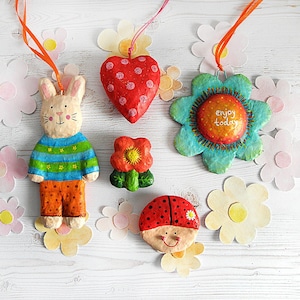Ornamento coniglietto di cartapesta, cuore di cartapesta, ornamento floreale di cartapesta, spilla di fiori di cartapesta, magnete coccinella di cartapesta