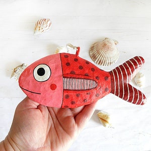 Ornamento di pesce rosso di cartapesta, pesce appeso a parete, stravagante pesce di cartapesta, decorazione animale, scultura di carta, arte di carta riciclata