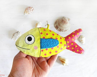 Papiermaché-Ornament mit gelbem Polka-Dot-Fisch, Fisch-Wandbehang, skurriler Papiermaché-Fisch, Tierdekor, Papierskulptur, Kunst aus recyceltem Papier