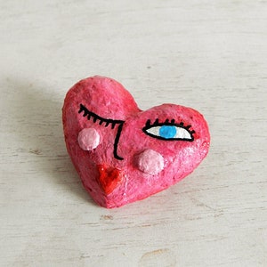 Spilla a cuore con faccia rosa, regalo unico, spilla a cuore in cartapesta, gioielli a cuore, spilla da donna, regalo di San Valentino per lei, gioielli di carta riciclata