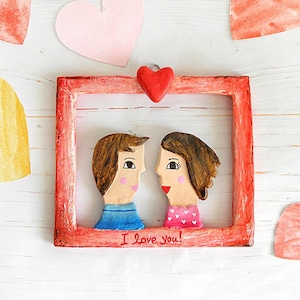 Coppia di cartapesta innamorata scultura, regalo per coppie, regalo di anniversario, arte in cartapesta, piccola decorazione artistica da appendere alla parete, scultura ti amo