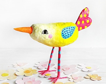 Gelbe Vogeldekoration aus Pappmaché, stehende Vogelskulptur, Vogeldekoration, gelbe Vogelkunst, skurriles Vogelkunstwerk, einzigartiges Geschenk, recycelte Kunst