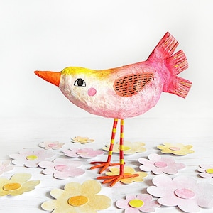 Decorazione a forma di uccello fucsia in cartapesta, scultura di uccello in piedi, decorazione a forma di uccello, arte a forma di uccello fucsia, opera d'arte a forma di uccello bizzarra, regalo unico, arte riciclata