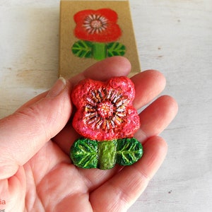 Spilla di fiori di cartapesta, spilla di pasta di carta, gioielli floreali, spilla di arte di carta, spilla di fiori primaverili, fiore di carta, regalo ecologico per lei