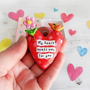 Mini cuore rosso in cartapesta in una scatola di fiammiferi, regalo scatola di fiammiferi, arredamento per la casa stravagante, mini pegno d'amore, mini regalo a forma di cuore, se so cos'è l'amore