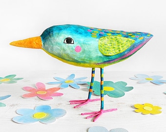 Sculpture d'oiseau en papier mâché colorée : décoration artistique recyclée fantaisiste