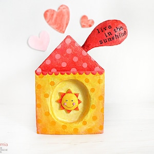 Casa di cartapesta con sole felice, case di diorama a muro, arte dal vivo al sole, scultura d'arte in cartapesta, casa decorativa ispiratrice