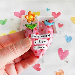 Mini cuore rosa in cartapesta in una scatola di fiammiferi, regalo scatola di fiammiferi, arredamento per la casa stravagante, mini pegno d'amore, mini regalo a forma di cuore. Ogni momento con te