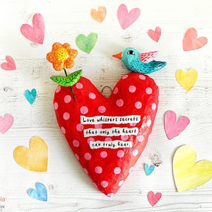 Decorazione da parete a forma di cuore rosso in cartapesta fatta a mano – Pois rosa, arte di uccelli e fiori, regalo a forma di cuore stravagante, arredamento romantico per la casa