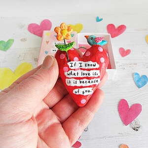Mini cuore rosso in cartapesta in una scatola di fiammiferi, regalo scatola di fiammiferi, arredamento per la casa stravagante, mini pegno d'amore, mini regalo a forma di cuore, se so cos'è l'amore